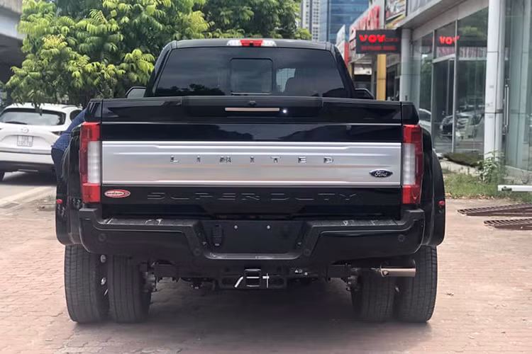 Bên cạnh đó, gương ngoại thất của xe cũng là dạng gập chỉnh điện đi kèm nhớ vị trí, tích hợp đèn xi-nhan, đèn LED phía sau và trên nóc tiêu chuẩn, cửa thùng sau chỉnh điện/điều khiển từ xa hay bậc cửa chỉnh điện...