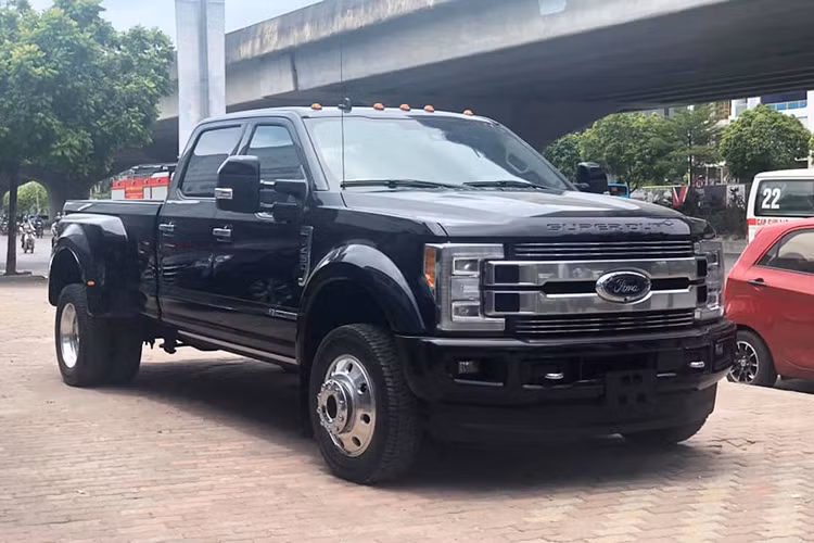 Đầu tháng 3 năm nay, siêu bán tải Ford F-450 Super Duty với hàng loạt những trang bị tiện nghi và thiết kế hầm hố đã lần đầu xuất hiện tại Việt Nam. Mới đây, lại thêm bộ đôi hai chiếc Ford F-450 Super Duty 2019 mới được một nhà phân phối tư nhân tại hà Nội đưa về thị trường Việt.