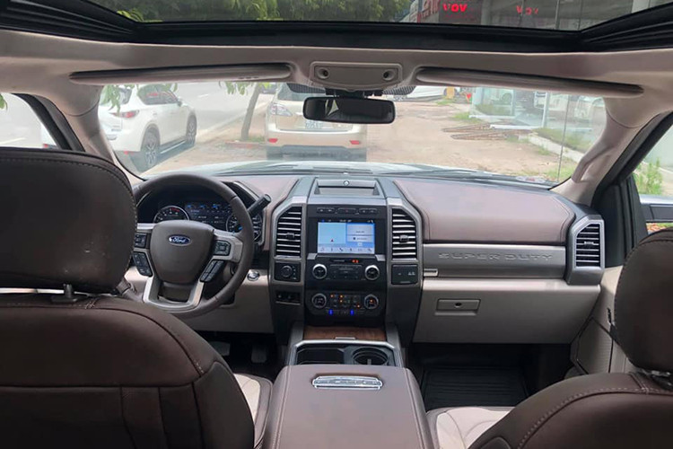 Tuy là một chiếc xe bán tải nhưng khoang nội thất của chiếc Ford F-450 Super Duty Limited 2019 lại không thua kém bất cứ một chiếc SUV hạng sang nào với vật liệu cấu thành khoang nội thất chủ yếu là da cao cấp.