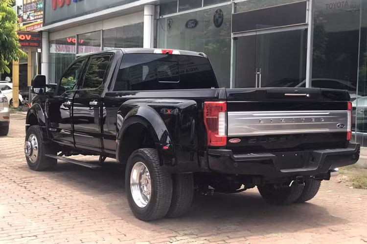 Siêu bán tải Ford F-450 Super Duty 2019 mới là "đàn anh" trong dòng F-series vô cùng nổi tiếng của thương hiệu Mỹ. Xe sở hữu kích thước vô cùng lớn khi đạt mức 6.761 x 2.438 x 2.057 mm (DxRxC), chiều dài cơ sở đạt mức 4,4 mét và có tổng cân nặng lên tới gần 3,9 tấn.