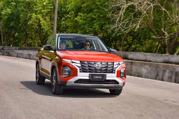 Mẫu SUV cỡ B của Hyundai đứng vị trí thứ 7 trong top 10 xe ăn khách của tháng với 1.235 xe bán ra trong tháng 10/2023, tăng hơn 28% so với tháng trước đó. Tính từ đầu năm 2023 đến nay, Hyundai Creta có 7.548 xe bàn giao đến khách hàng.