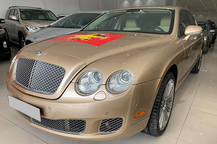 Mới đây, một chiếc xe siêu sang Bentley Continental Flying Spur Speed đã qua sử dụng được một showroom chuyên mua bán xe cũ rao bán trên mạng xã hội thu hút không ít sự quan tâm của cộng đồng mạng. Nhiều người khá thích thú khi trên nắp capô của chiếc xe siêu sang này còn nguyên đề-can hình ảnh đội tuyển Việt Nam cùng thầy Park Hang-seo.