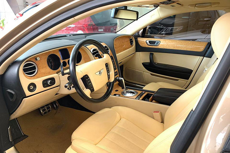 Bentley Continental Flying Spur Speed thực chất là mẫu xe siêu sang thiên về tốc độ, trong đó, chữ Speed ở tên xe đã cho thấy điều đó. Xe được trang bị vô lăng 4 chấu bọc da, ốp gỗ với các phím bấm tiện ích hữu dụng. Ghế lái bọc da và gỗ cao cấp, đi kèm các đường gân dập nổi, tích hợp hệ thống điện, điều chỉnh điện 14 hướng, ghi nhớ vị trí ngồi.