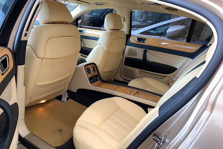 Hàng ghế sau của xe cũng có điều hoà riêng biệt. Ghế ngồi với logo Bentley thêu trên tựa đầu ghế, phần lưng ghế với chỉ khâu hình quả trám. Trang bị giải trí gồm màn hình 8 inch, hệ thống âm thanh cao cấp với ổ CD/DVD dành cho Bentley, camera lùi, rèm che nắng chỉnh điện...