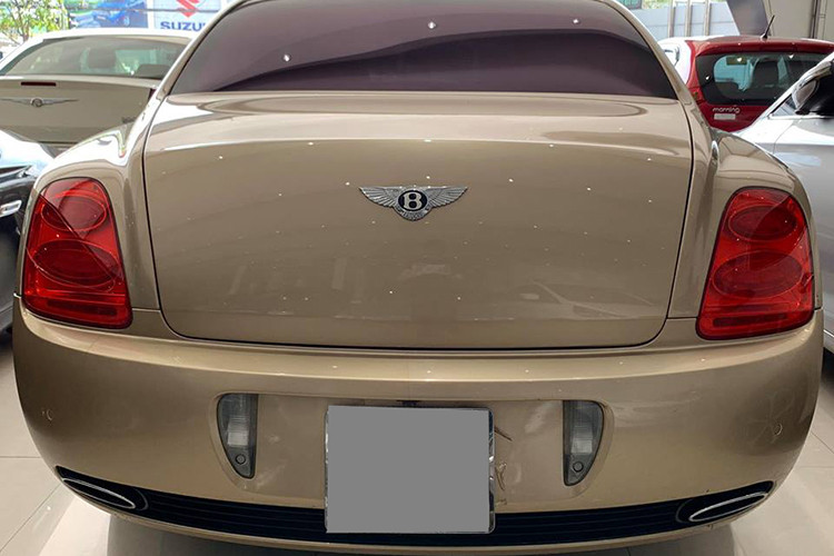 So với bản tiêu chuẩn, ngoại hình Bentley Continental Flying Spur Speed có sự khác biệt lớn nhất chính là cản va trước thiết kế lại với các hốc gió mới và được chia thành 3 vùng riêng biệt. Ngoài ra còn phải kể đến phiên bản tốc độ của Bentley Continental Flying Spur được trang bị la-zăng 20 inch thiết kế đa chấu.