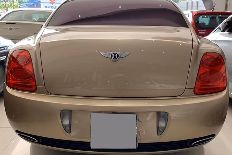 So với bản tiêu chuẩn, ngoại hình Bentley Continental Flying Spur Speed có sự khác biệt lớn nhất chính là cản va trước thiết kế lại với các hốc gió mới và được chia thành 3 vùng riêng biệt. Ngoài ra còn phải kể đến phiên bản tốc độ của Bentley Continental Flying Spur được trang bị la-zăng 20 inch thiết kế đa chấu.