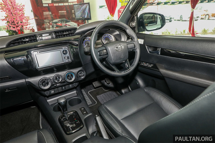 Bên trong nội thất gần như không có sự thay đổi nào đáng kể. Các tính năng đáng chú ý bao gồm kiểm soát hành trình, điều hòa khí hậu tư động, ghế chỉnh điện, hộp làm lạnh ngăn chứa găng tay hay cổng điện 220V dưới bệ tì tay trung tâm, nút bấm khởi động, chìa khóa thông minh.