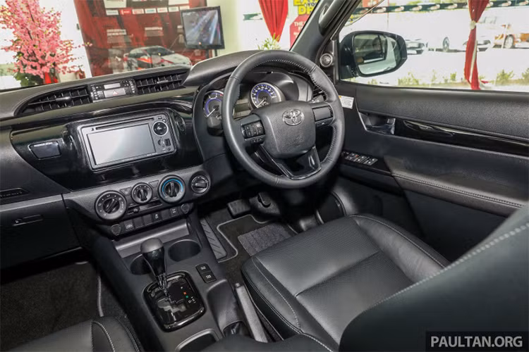 Bên trong nội thất gần như không có sự thay đổi nào đáng kể. Các tính năng đáng chú ý bao gồm kiểm soát hành trình, điều hòa khí hậu tư động, ghế chỉnh điện, hộp làm lạnh ngăn chứa găng tay hay cổng điện 220V dưới bệ tì tay trung tâm, nút bấm khởi động, chìa khóa thông minh.