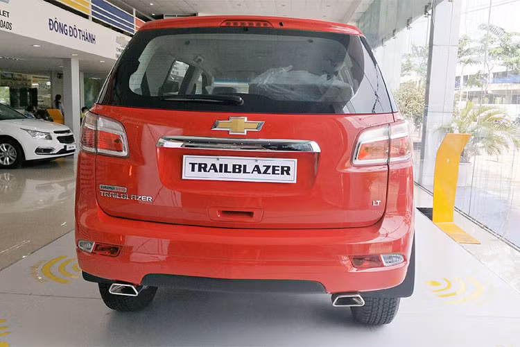 Chevrolet Trailblazer 2.5L 4×4 AT LTZ phiên bản mới tại việt Nam sẽ dùng máy 2,5 lít DOHC, công suất 180 mã lực và mô-men xoắn 440 Nm, kết hợp số tự động 6 cấp. So với máy 2,8 lít cũ, động cơ này yếu hơn 17 mã lực và 60 Nm mô-men xoắn. Hộp số vẫn giữ nguyên. Phiên bản 2.5L 4×4 AT LTZ sử dụng hệ dẫn động 2 cầu.