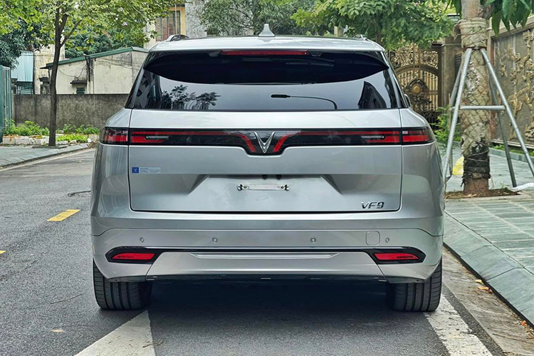 Được biết, giá xe VinFast VF9 siêu lướt này đang được chào bán hơn 1,1 tỷ đồng, tức rẻ hơn thời điểm ra mắt đến cả trăm triệu đồng. Đặc biệt, so với giá lăn bánh xe mới của VinFast VF9 Plus khoảng 1,4 tỷ đồng cho bản Plus 6 chỗ. Như vậy, sau 4.000kmkm lăn bánh trải nghiệm, chủ nhân VinFast VF9 chấp nhận lỗ gần 300 triệu đồng. 