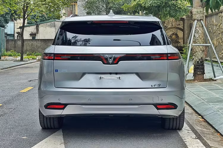 Được biết, giá xe VinFast VF9 siêu lướt này đang được chào bán hơn 1,1 tỷ đồng, tức rẻ hơn thời điểm ra mắt đến cả trăm triệu đồng. Đặc biệt, so với giá lăn bánh xe mới của VinFast VF9 Plus khoảng 1,4 tỷ đồng cho bản Plus 6 chỗ. Như vậy, sau 4.000kmkm lăn bánh trải nghiệm, chủ nhân VinFast VF9 chấp nhận lỗ gần 300 triệu đồng. 