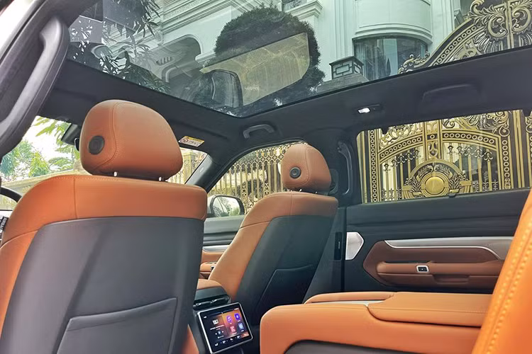 Tính năng an toàn trên VinFast VF9 đều đáp ứng đủ tiêu chuẩn 5 sao của Euro NCAP, NHTSA và ASEAN NCAP. Xe được trang bị tới 11 túi khí cùng gói công nghệ hỗ trợ lái nâng cao, hỗ trợ di chuyển khi tắc đường, hỗ trợ lái đường cao tốc, tự động chuyển làn, hỗ trợ đỗ xe an toàn phần, triệu tập xe thông minh.