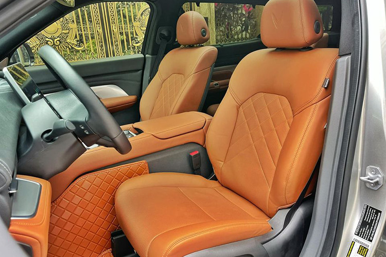 Động cơ điện trên VinFast VF9 sản sinh công suất tối đa 402 mã lực và mô men xoắn cực đại 640 Nm cùng hệ thống dẫn động 4 bánh toàn thời gian, cho khả năng tăng tốc từ 0-100 km/h trong 6,5s.