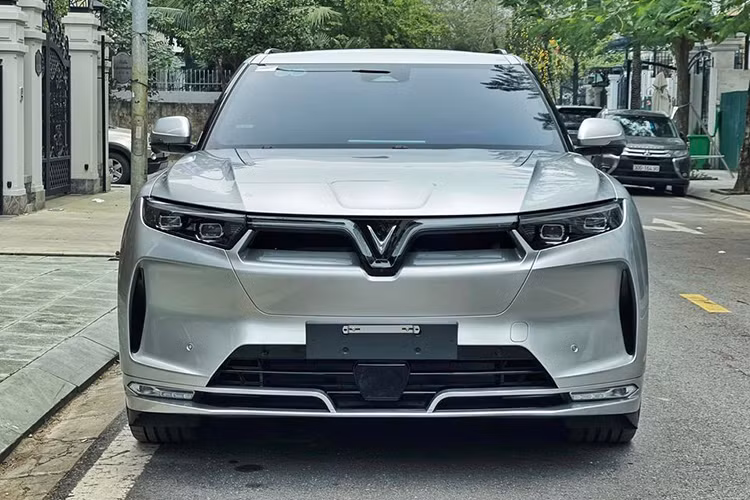 Rõ ràng, với một chiếc xe lướt cao cấp như VinFast VF9, mức lỗ trên vẫn được coi là thấp sau khi đã đăng ký và ra biển. Đây là cơ hội tốt để người dùng tiết kiệm một khoản chi phí lớn khi muốn trải nghiệm VinFast VF9 lướt đầu tiên này.