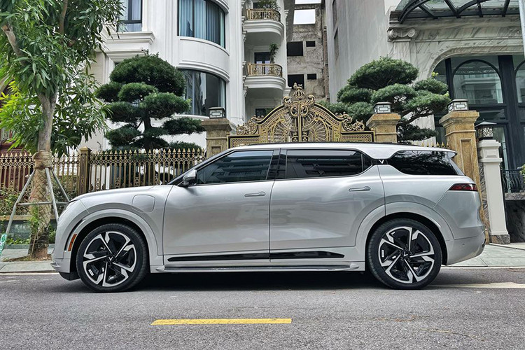 Trên thị trường xe cũ hiện nay, một vài chiếc VinFast VF9 đã được các salon xe cũ chào bán với mức giá khác nhau. Theo đó, chiếc VinFast VF9 Plus 6 chỗ trong bài viết được một salon xe cũ chào bán khi mới chỉ chạy 4.000km đang nhận được sự quan tâm lớn của cộng đồng người dùng xe điện tại Việt Nam. 