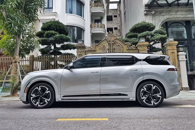 Trên thị trường xe cũ hiện nay, một vài chiếc VinFast VF9 đã được các salon xe cũ chào bán với mức giá khác nhau. Theo đó, chiếc VinFast VF9 Plus 6 chỗ trong bài viết được một salon xe cũ chào bán khi mới chỉ chạy 4.000km đang nhận được sự quan tâm lớn của cộng đồng người dùng xe điện tại Việt Nam. 