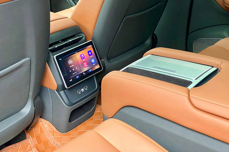 Mẫu xe SUV điện Vinfast VF9 có hai phiên bản pin, trong đó bản tiêu chuẩn chạy được quãng đường 485 km, bản nâng cao di chuyển được 680 km cho mỗi lần sạc đầy.