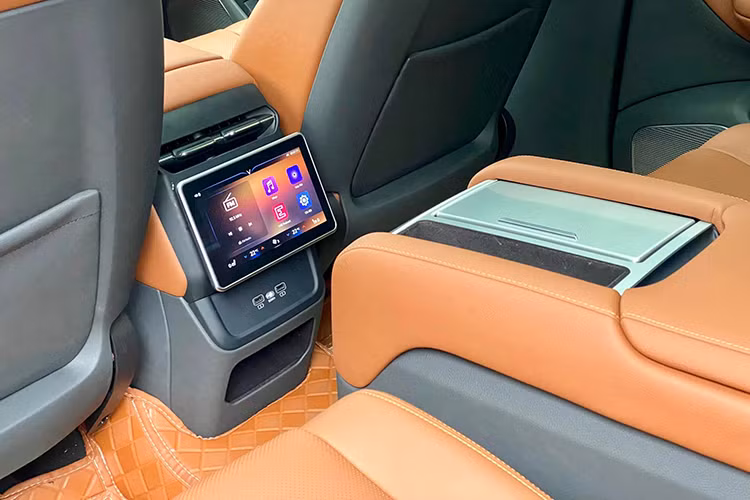 Mẫu xe SUV điện Vinfast VF9 có hai phiên bản pin, trong đó bản tiêu chuẩn chạy được quãng đường 485 km, bản nâng cao di chuyển được 680 km cho mỗi lần sạc đầy.