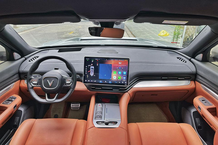 Nội thất VinFast VF9 ấn tượng với màn hình trung 15,4 inch tích hợp hệ thống trợ lý ảo vivi, xe còn nhiều tiện nghi khác như sạc không dây, điều hoà tự động, cửa sổ trời toàn cảnh. 