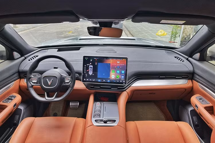 Nội thất VinFast VF9 ấn tượng với màn hình trung 15,4 inch tích hợp hệ thống trợ lý ảo vivi, xe còn nhiều tiện nghi khác như sạc không dây, điều hoà tự động, cửa sổ trời toàn cảnh. 