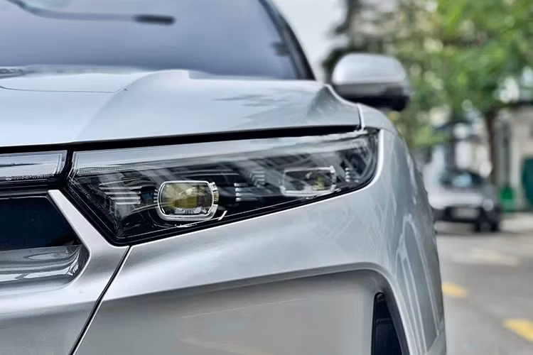 Là chiếc SUV Full-Size, VinFast VF9 chạy điện tại Việt Nam sở hữu kích thước lớn gồm dài x rộng x cao lần lượt là 5.120 x 2.000 x 1.721 (mm). Ngoại hình xe VF9 vạm vỡ với thiết kế hiện đại nhờ hệ thống đèn pha LED Matrix có khả năng thích ứng.