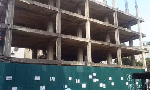 Dự án Trung tâm thương mại và dịch vụ Trương Định của Hapro xây đến tầng 4 rồi bỏ hoang hơn 10 năm nay.