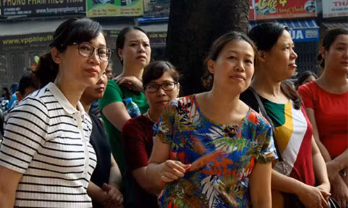 Ảnh: Phụ huynh đợi con trong kỳ thi vào lớp 10 THPT tại Hà Nội.