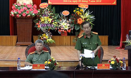 Đại tá Phùng Tiến Triển chủ trì buổi họp báo.