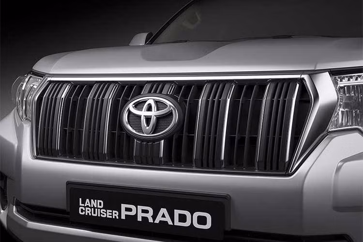 Land Cruiser Prado 2017 bản nâng cấp được thay đổi một số chi tiết ngoại thất. Lưới tản nhiệt gồm nhiều thanh nan mảnh đen viền mạ crom. Dải đèn LED ban ngày được thiết kế lại sắc nét hơn. Đèn sương mù được thiết kế hình chữ nhật, viền đèn mạ crom.