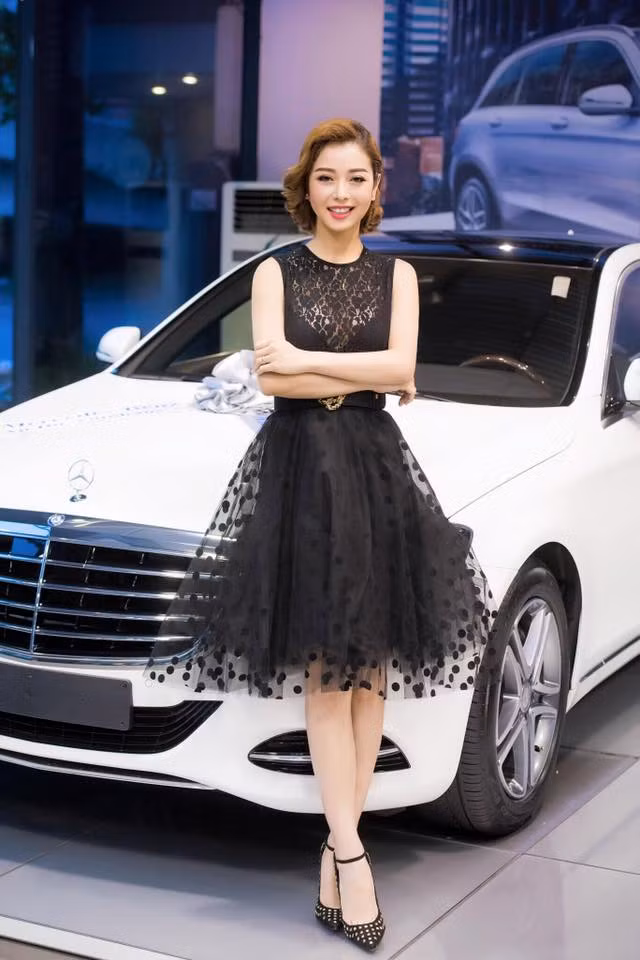 Xe sở hữu nội thất ốp gỗ bóng Blurr Walnut màu nâu, vô lăng 2 chấu bọc da, ốp gỗ, 2 màn hình màu TFT 12,3 inch, đồng hồ thời gin Analogue với ngôi sao 3 cánh ở chính giữa bảng táp-lô cùng ốp bệ cửa với logo nhà sản xuất phát sáng.