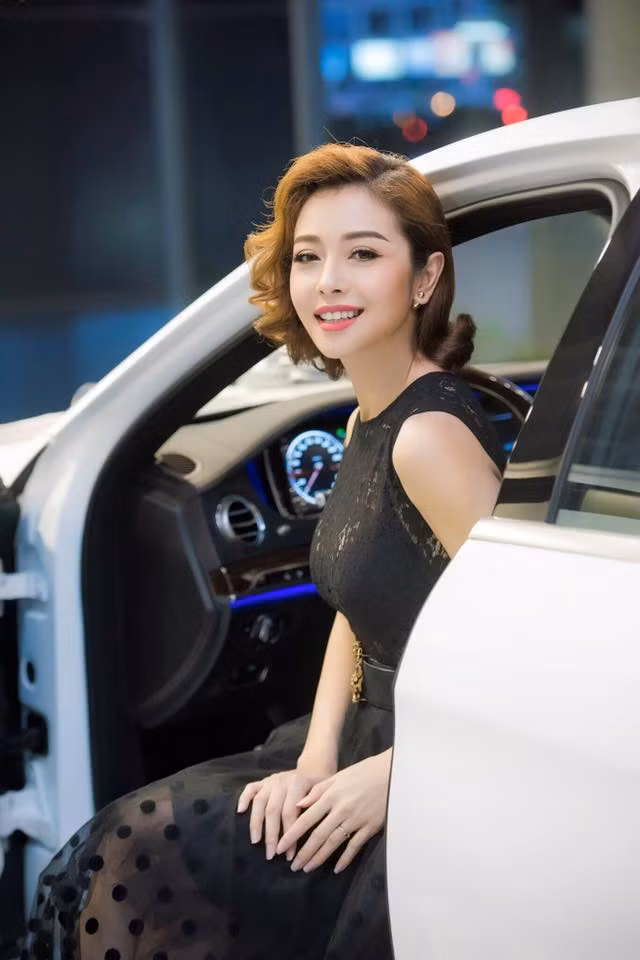 Một số trang thiết bị nổi bật của Mercedes-Benz S400 bao gồm vành xe 18 inch 5 chấu kép, lưới tản nhiệt mạ crôm, cửa sổ trời Panorama chỉnh điện, èn bao nội thất có thể chỉnh 7 màu sắc cũng như độ sáng...