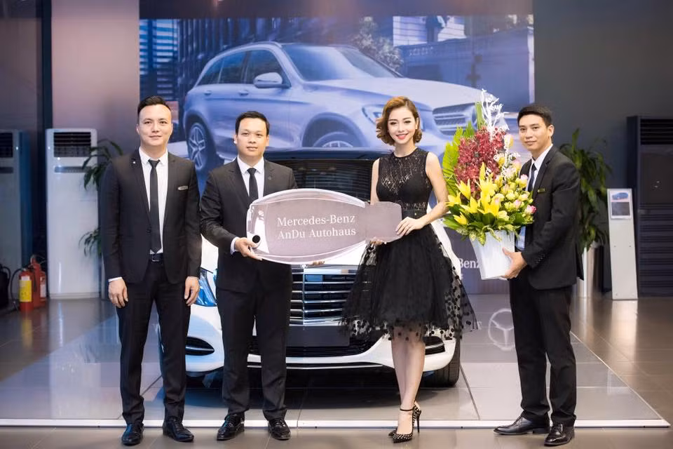 Mercedes-Benz S400 là sedan hạng sang cỡ lớn với chiều dài tổng thể 5.246 mm, rộng 1.899 mm, cao 1.494 mm và chiều dài cơ sở 3.165 mm. Trọng lượng của xe rơi vào khoảng 1.940 kg và được trang bị nhiều tiện ích hiện đại.