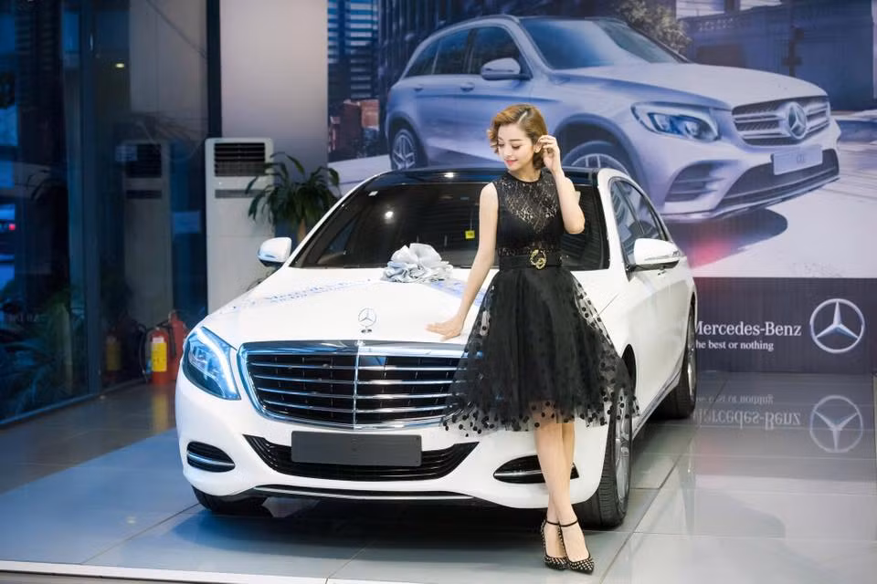 Tại triển lãm Mercedes SUVenture 2016 tại Hà Nội vừa qua, Hoa hậu Jennifer Phạm đã xuất hiện và tạo dáng cùng chiếc Mercedes S400 mới. Ngay khi bà mẹ 2 con đăng tải những hình ảnh bên cạnh chiếc Mercedes-Benz sang trọng, Jennifer Phạm đã nhận được rất nhiều lời khen.