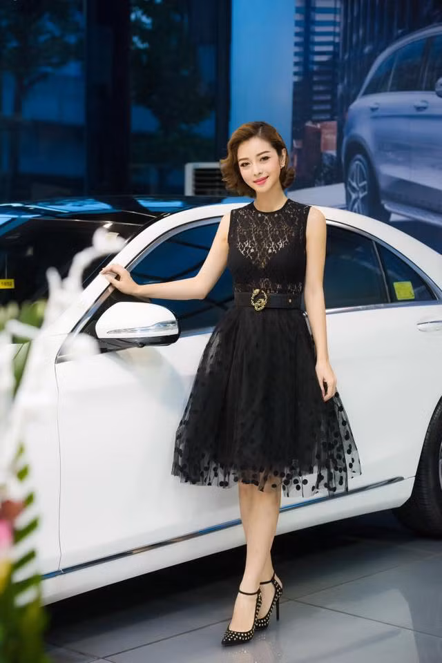 Được biết, Hoa hậu Thế giới người Việt Jennifer Phạm là một trong những đại sứ của Mercedes-Benz tại Việt Nam. Cô cũng sở hữu một chiếc sedan sang trọng Mercedes S400 đời mới với giá bán khởi điểm 3,819 tỷ đồng tại thị trường Việt.