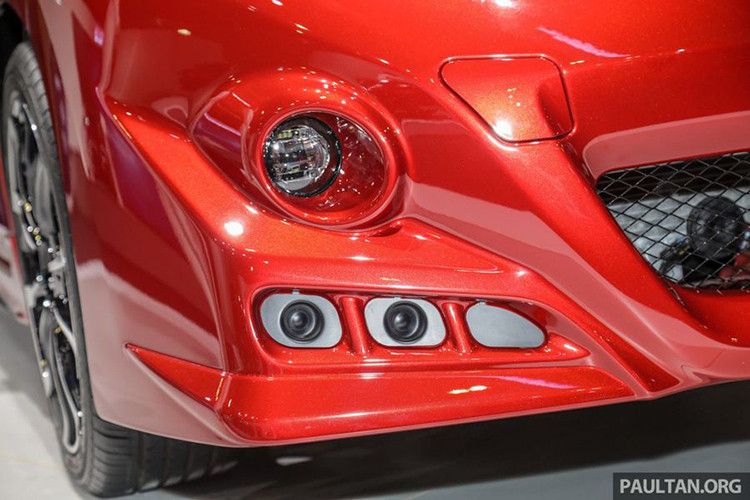 Về thiết kế tổng thể, Honda Jazz phiên bản độ Mugen vẫn giữ nguyên ADN vốn có của phiên bản tiêu chuẩn. Tuy nhiên, bộ body-kit của Mugen đã đem đến cho Jazz một diện mại mới, trẻ trung và hầm hố hơn rất nhiều.