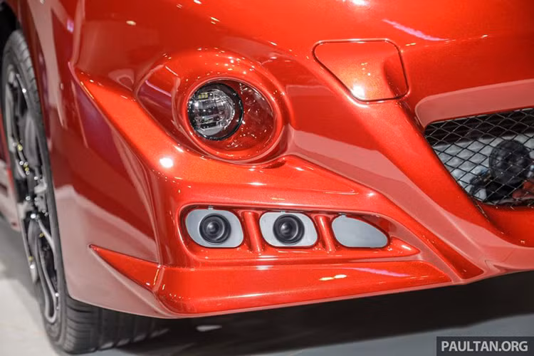 Về thiết kế tổng thể, Honda Jazz phiên bản độ Mugen vẫn giữ nguyên ADN vốn có của phiên bản tiêu chuẩn. Tuy nhiên, bộ body-kit của Mugen đã đem đến cho Jazz một diện mại mới, trẻ trung và hầm hố hơn rất nhiều.