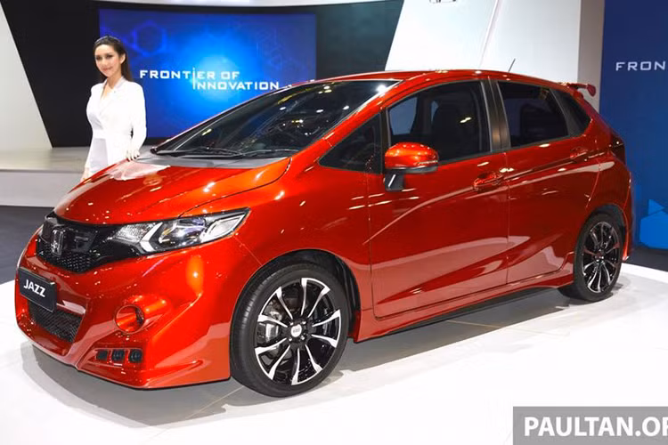 Honda Jazz phiên bản độ Mugen vẫn được duy trì khối động cơ i4 1.5L hút khí tự nhiên SOHC cho ra công suất tối đa 118 mã lực và 145 Nm mô-men xoắn. Đi kèm với đó là hệ dẫn động cầu trước và hộp số CVT vô cấp.