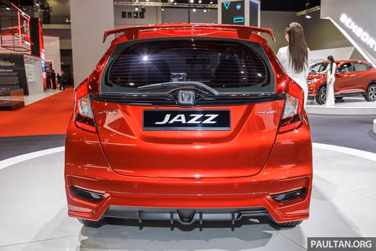 Đèn sương mù được bổ sung thêm 2 bóng Led nhỏ ở dưới và được tách làm ba ô riêng biệt tạo cảm giác rất lạ mắt và ấn tượng. Phần thân xe, Honda Jazz độ Mugen vẫn sở hữu những đường gân dập nổi khoẻ mạnh như bản tiêu chuẩn.