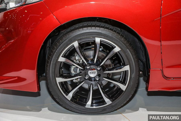 Điểm thay đổi chỉ là bộ mâm lốp mới do Mugen thửa riêng cho Honda Jazz cỡ 17 inch hai tông màu đi cùng với lốp Goodyear kích cỡ 205/45.