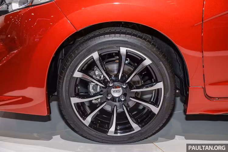 Điểm thay đổi chỉ là bộ mâm lốp mới do Mugen thửa riêng cho Honda Jazz cỡ 17 inch hai tông màu đi cùng với lốp Goodyear kích cỡ 205/45.