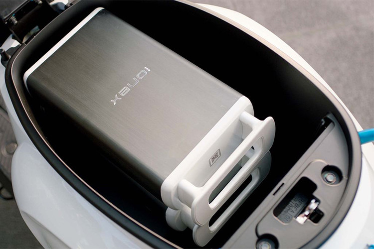 Điểm nhấn của chiếc xe nằm ở phần sàn để chân, khi đây là nơi chứa hệ thống pin IONEX mà hãng xe máy Kymco đã thiết kế. Để lấy pin từ vị trí này, người sử dụng chỉ cần nhấn nhẹ nút có hình ký hiệu pin trên cụm điều khiển bên phải, hộp chứa pin sẽ tự động mở ra và việc lấy pin để đưa vào hệ thống sạc trở nên thuận tiện hơn.