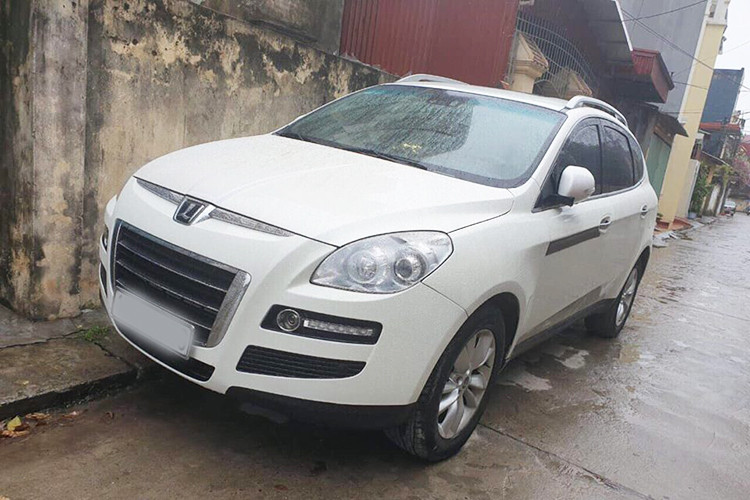 Luxgen 7 SUV là một chiếc xe hợp chủng quốc. Ngoài thiết kế của chính của “chủ nhà” Đài Loan, động cơ của xe được cung cấp bởi hãng LMM đến từ Pháp; hệ thống turbo tăng áp của Garret, phanh ABS của Delphi đều đến từ Mỹ quốc; hộp số tự động 5 cấp do Aisin của Nhật Bản… Chiếc xe trong bài viết này hiện đang được chủ nhân chào bán với giá 389 triệu đồng, tuy nhiên đã rao khá lâu nhưng vẫn chưa có khách mua.