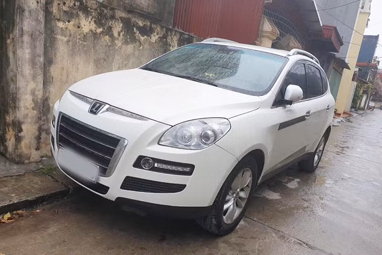 Luxgen 7 SUV là một chiếc xe hợp chủng quốc. Ngoài thiết kế của chính của “chủ nhà” Đài Loan, động cơ của xe được cung cấp bởi hãng LMM đến từ Pháp; hệ thống turbo tăng áp của Garret, phanh ABS của Delphi đều đến từ Mỹ quốc; hộp số tự động 5 cấp do Aisin của Nhật Bản… Chiếc xe trong bài viết này hiện đang được chủ nhân chào bán với giá 389 triệu đồng, tuy nhiên đã rao khá lâu nhưng vẫn chưa có khách mua.