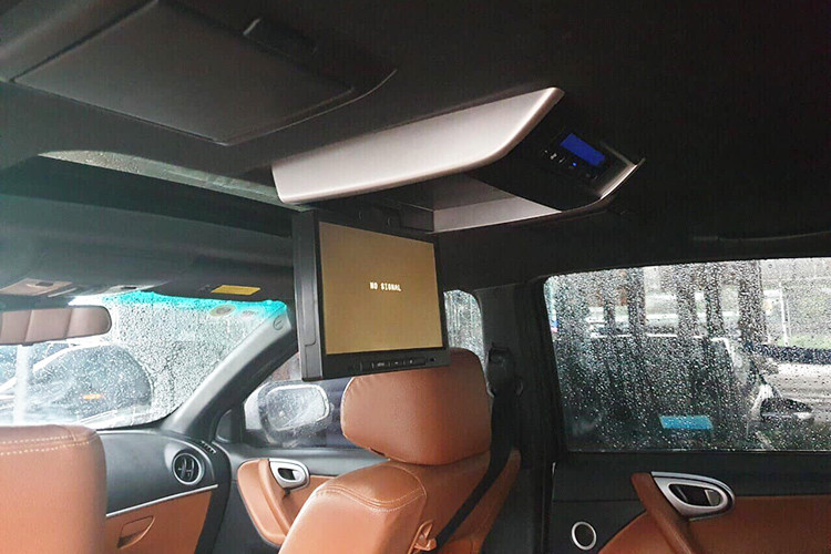 Để phục vụ nhu cầu giải trí, mẫu xe Luxgen 7 SUV được trang bị 2 màn hình LCD trước và sau cùng hệ thống âm thanh của JBL. Tuy nhiên theo nhiều người dùng cho hay, màn hình LCD của xe cũng không thực sự cao cấp khi có vệt loang trên màn hình khi thử ấn mạnh tay.