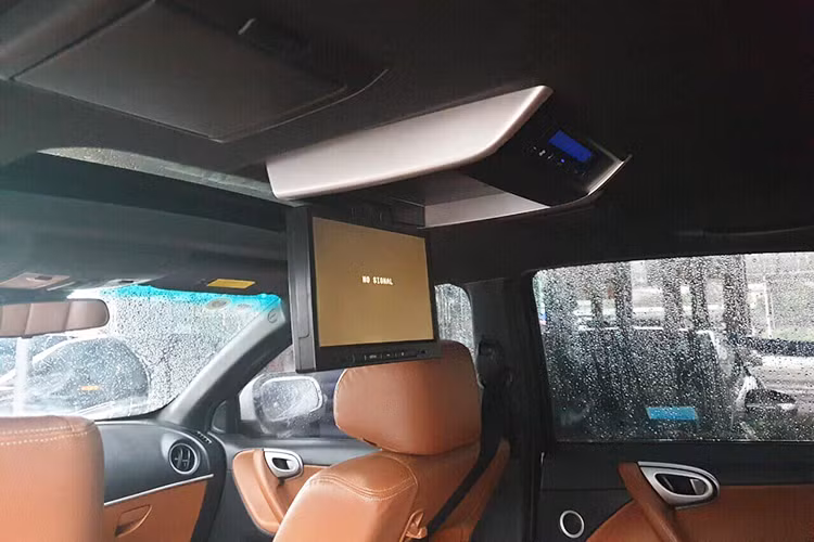 Để phục vụ nhu cầu giải trí, mẫu xe Luxgen 7 SUV được trang bị 2 màn hình LCD trước và sau cùng hệ thống âm thanh của JBL. Tuy nhiên theo nhiều người dùng cho hay, màn hình LCD của xe cũng không thực sự cao cấp khi có vệt loang trên màn hình khi thử ấn mạnh tay.