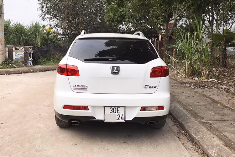 Ngoài ra, toàn bộ hệ thống đèn phanh, đèn hậu của xe đều sử dụng dạng LED tiên tiến có khả năng tương phản cao. Cửa sổ trời, cửa hậu chỉnh điện, vành mâm đúc 18 inch, gương chỉnh điện tích hợp đèn báo rẽ… là những trang thiết bị tiêu chuẩn có trên xe. 