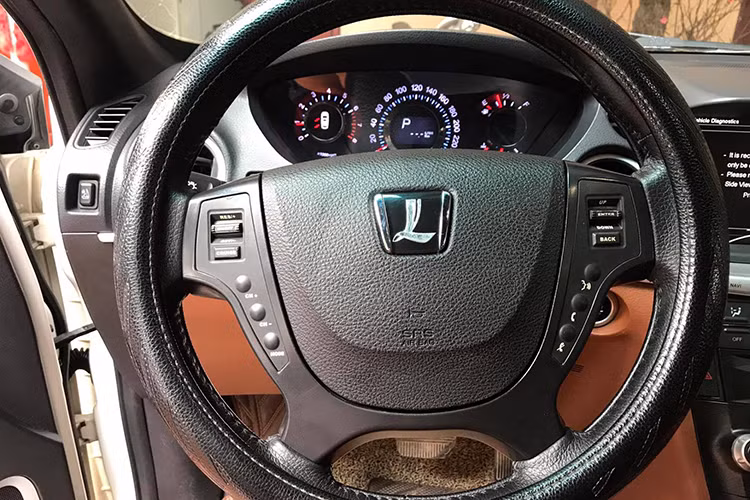 Toàn bộ hệ thống giải trí trên Luxgen 7 SUV được phát triển độc quyền bởi HTC – một thương hiệu sản xuất thiết bị di động nổi tiếng của Đài Loan. Hệ thống máy tính mang tên Think+ có chức năng giám sát mọi hoạt động giải trí, quan sát và định vị. Xe được tích hợp những tính năng khá ưu việt như hệ thống định vị GPS; 4 hệ thống hỗ trợ quan sát...