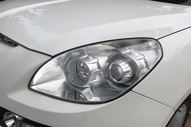 Luxgen 7 tại Việt Nam sở hữu vóc dáng khá đồ sộ với chiều dài 4,8m, rộng 1,93m và cao 1,76m - nhằm cạnh tranh với các đối thủ thời điểm đó như; Hyundai Santa Fe, Kia Sorento, Chevrolet Trailblazer, Toyota Fortuner. Về ngoại thất, xe sở hữu hệ thống đèn pha chiếu sáng dạng bi-xenon thiết diện lớn. Ngoài ra, hệ thống đèn pha thông minh này còn có khả năng tự động cảm biến ánh sáng (bật/tắt), hướng sáng theo góc cua.