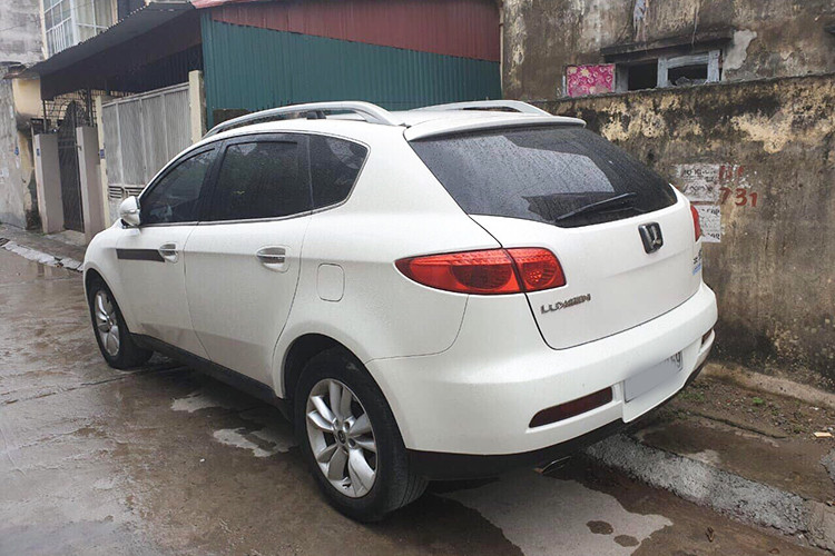 Hiện U7 tại Việt Nam được trang bị các phiên bản động cơ xăng Turbo dung tích 2.2L (công suất 175Hp/5200rpm, mô-men xoắn 280Nm/2500-4000rpm), hệ dẫn động cầu trước hoặc 4 bánh toàn thời gian, hộp số tự động 6 cấp, cùng nhiều trang bị an toàn cao cấp như hệ thống cảnh báo lệch làn đường, cảnh báo va chạm quanh xe, camera 360 độ…