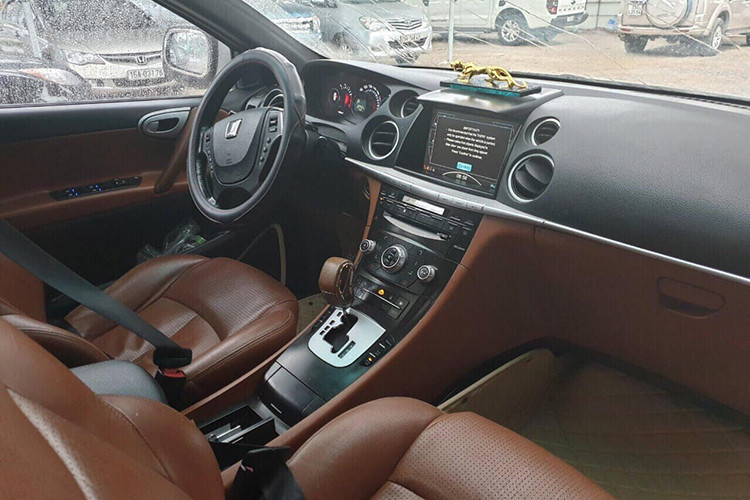 Phiên bản Luxgen 7 SUV được phân phối tại Việt Nam sở hữu nội thất với hai tông màu là màu đen trung tính và màu cam. Khoang nội thất của xe được bọc da đan xen lẫn nhựa cao cấp khá tỉ mỉ. Hàng ghế trên cùng của xe chỉnh điện 8 hướng với chức năng nhớ vị trí ghế ngồi. Ghế lái còn được tích hợp thêm hệ thống sưởi ấm, mát hoặc thông gió, mát-xa với hai chế độ khá ấn tượng.